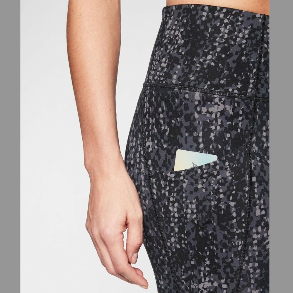 Athleta SALUTATION STASH POCKET II CAPRI LEOPARD workout leggings size Small